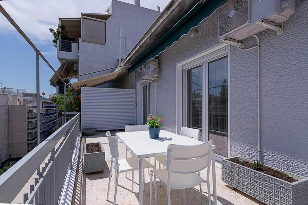 شقة Sunlit 2Br Oasis In Metaxourghio 3Min From Metro أثينا المظهر الخارجي الصورة
