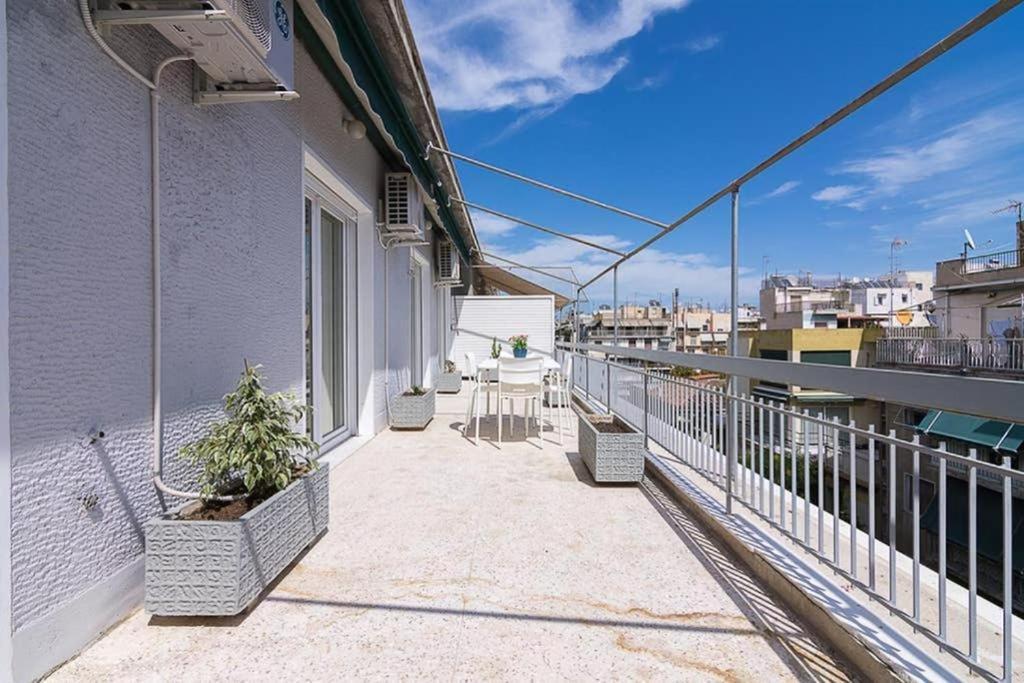 شقة Sunlit 2Br Oasis In Metaxourghio 3Min From Metro أثينا المظهر الخارجي الصورة