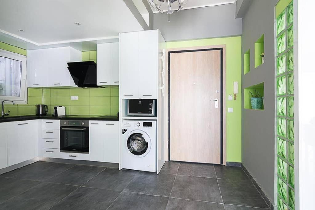 شقة Sunlit 2Br Oasis In Metaxourghio 3Min From Metro أثينا المظهر الخارجي الصورة