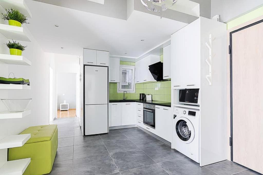 شقة Sunlit 2Br Oasis In Metaxourghio 3Min From Metro أثينا المظهر الخارجي الصورة