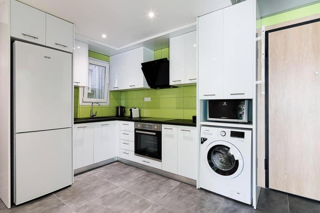 شقة Sunlit 2Br Oasis In Metaxourghio 3Min From Metro أثينا المظهر الخارجي الصورة