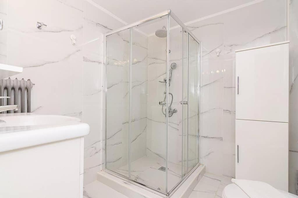 شقة Sunlit 2Br Oasis In Metaxourghio 3Min From Metro أثينا المظهر الخارجي الصورة