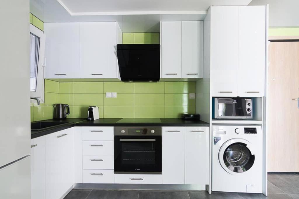 شقة Sunlit 2Br Oasis In Metaxourghio 3Min From Metro أثينا المظهر الخارجي الصورة
